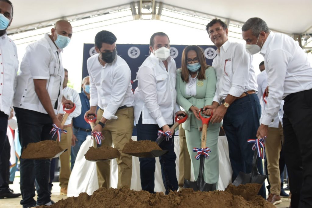 INAPA y ministro Administrativo de la Presidencia dan primer palazo para rehabilitación planta de tratamiento de aguas residuales en Castillo INAPA y ministro Administrativo de la Presidencia dan primer palazo para rehabilitacion planta de tratamiento de aguas residuales en Castillo