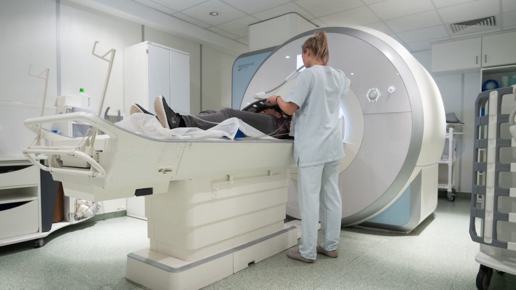 Maquina de resonancia magnetica absorbe un tanque de oxigeno y mata al paciente durante su escaneo