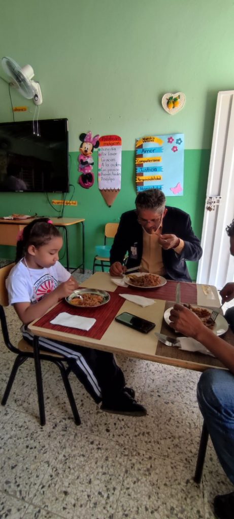 Estudiantes califican de “rico y saludable” almuerzo escolar almuerzo escolar 01