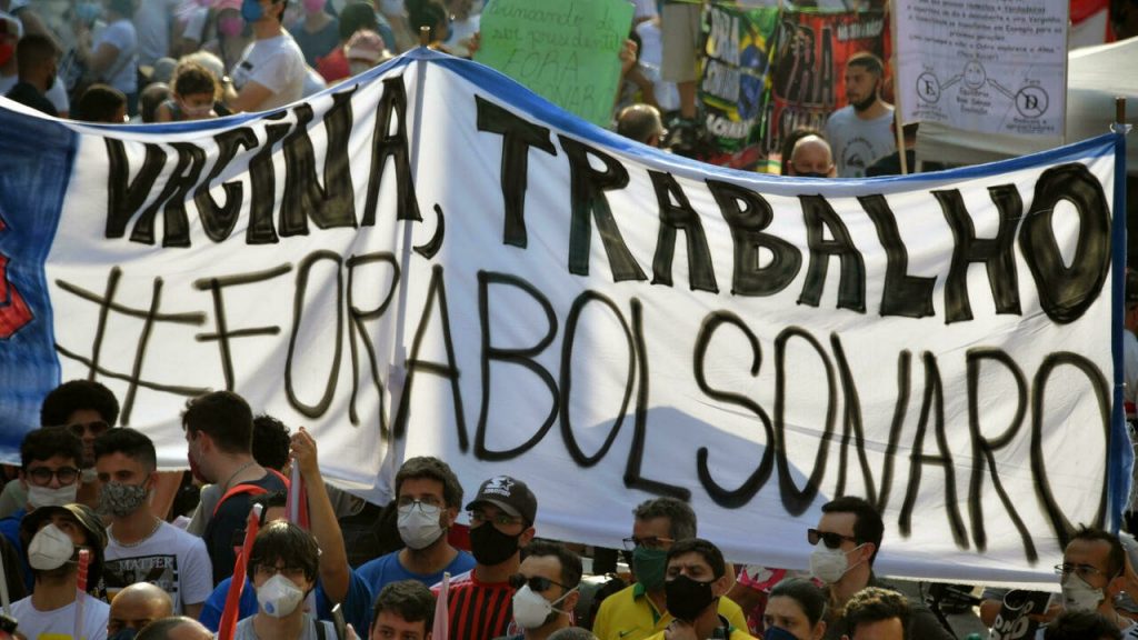 brasilenos piden la destitucion de Bolsonaro en Brasil