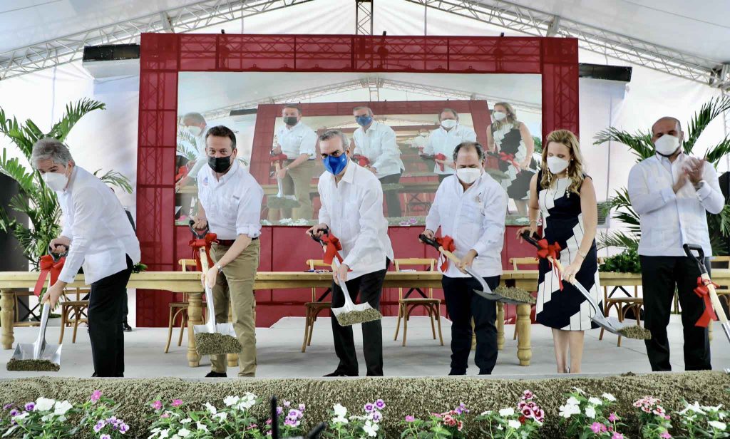 Abinader asiste a inicio construccion del centro distribucion Cesar Iglesias