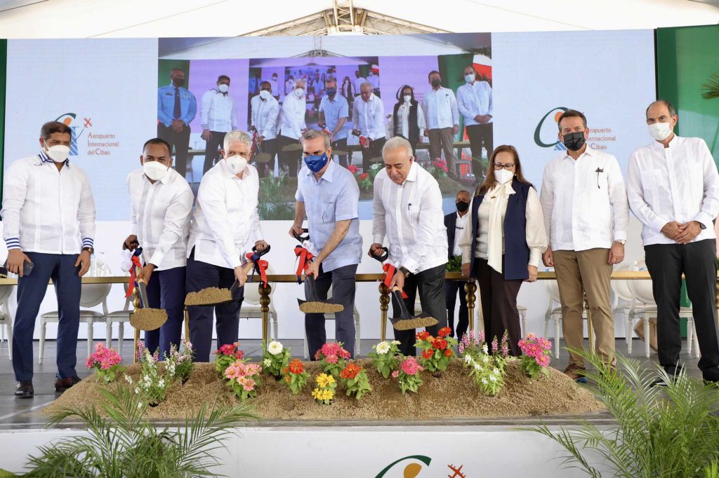 Presidente Abinader da primer palazo de ampliación Aeropuerto Internacional del Cibao Abinader da primer palazo de ampliacion Aeropuerto Internacional del Cibao