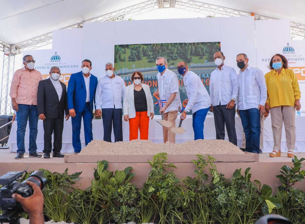 Abinader deja iniciada la reconstruccion de carretera Barahona