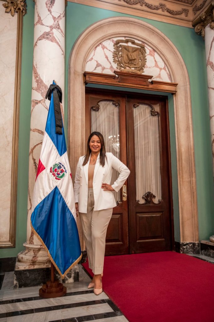 Abinader designa a Bianca Báez Pearson como primera secretaria de embajada RD en La India Bianca Baez