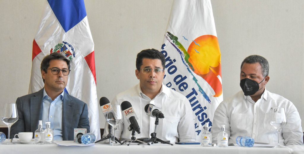 David Collado dice taxistas se afiliarán a Uber en la zona Este del país David Collado dice taxistas se afiliaran a Uber en la zona Este del pais