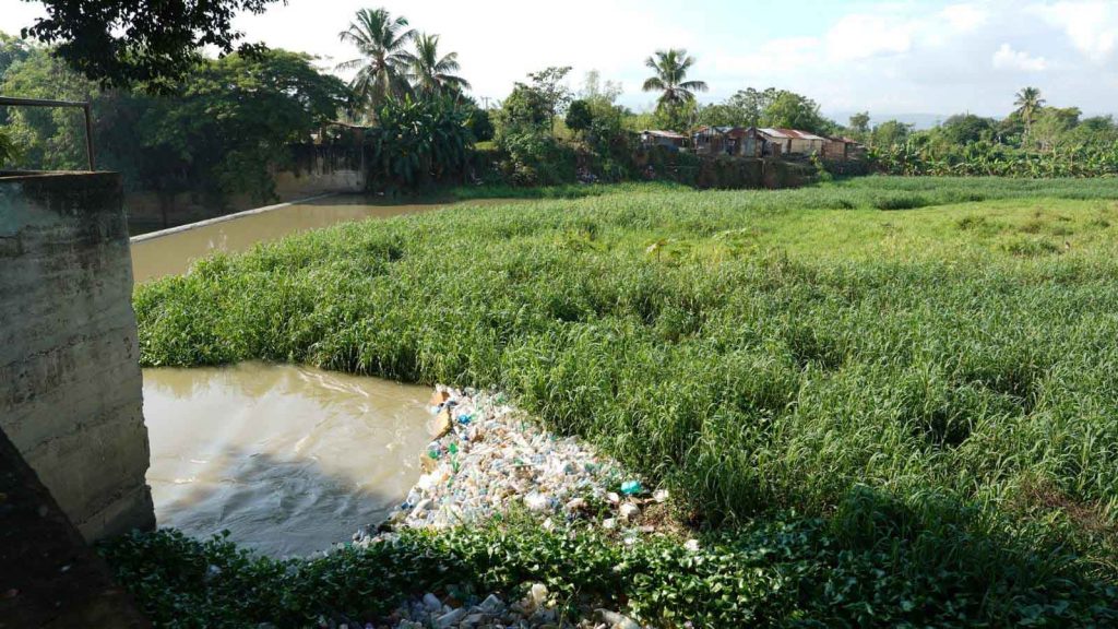 INDRHI dara mantenimiento a obra de toma del canal Camu en La Vega