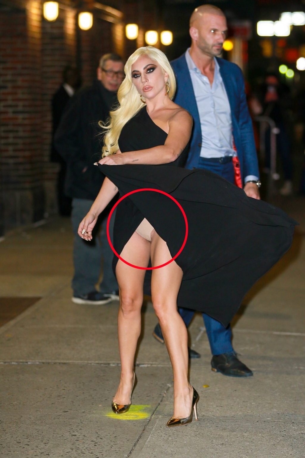 Lady Gaga sufre desperfecto con su vestuario