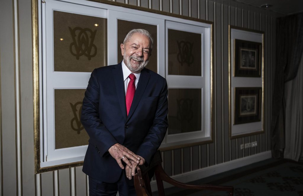Lula da Silva posa tras la entrevista en el hotel Wellington