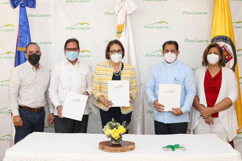PUCMM y Plan Sierra firman acuerdo interinstitucional
