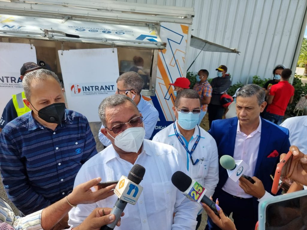 INTRANT realiza alianza con Asociación de Cigarros y Tabacos para certificar a motoristas Rafael Arias director intrant
