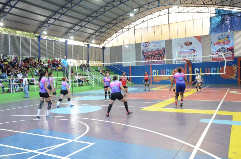 Uno de los juegos de la semifinal V torneo de Voleibol