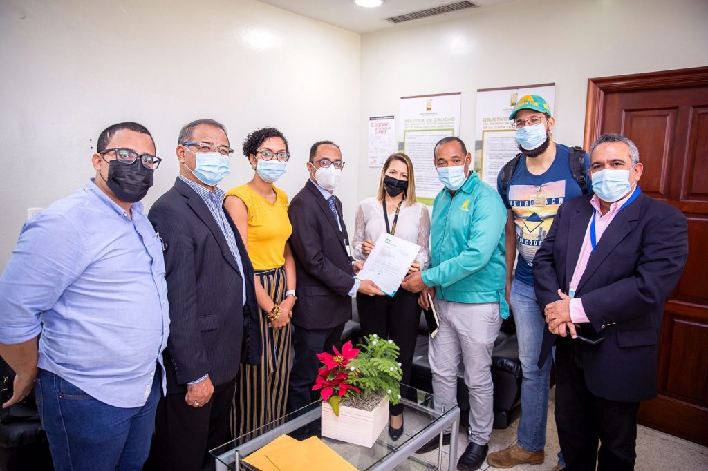 De Alianza País saldrán a las calles 7,618 cuadros en enero Alianza Pais entrega padron a la JCE eljacaguero