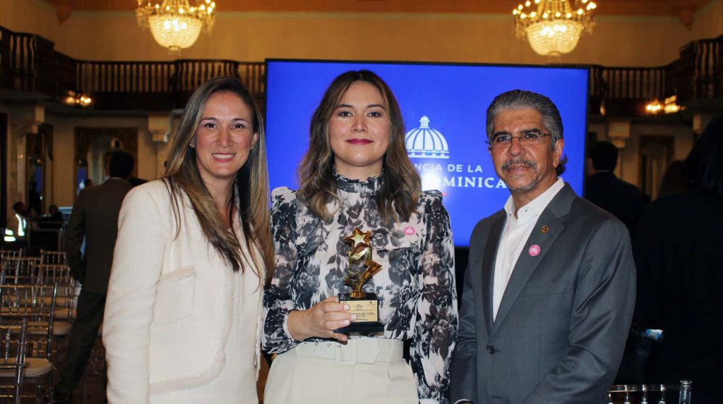 Banco Ademi apoya a microempresa dominicana que ganó premio regional del BCIE Consuelo Linares Lilian Fujii y Guillermo Rondon.