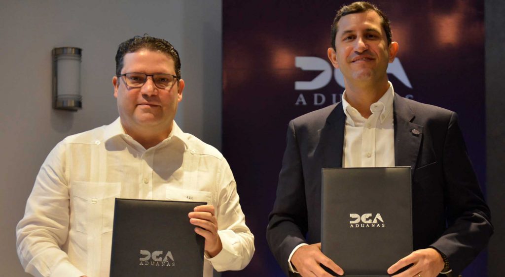 La DGA y AMCHAMDR firman acuerdo para desarrollo del Hub Logístico Eduardo Sanz Lovaton y Roberto Herrera