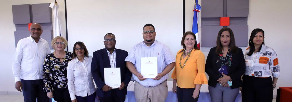 Estudiantes de la UAPA ganan concurso de investigación del MESCYT Estudiantes de la UAPA ganan concurso de investigacion del MESCYT