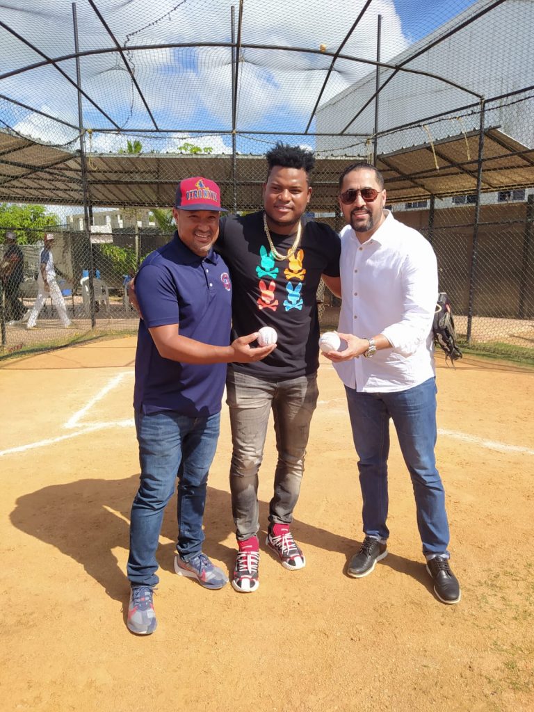Framber Valdez comparte con Luis Ramirez izquierda y el doctor Juan Castillo a quien les entrego pelotas autografiadas