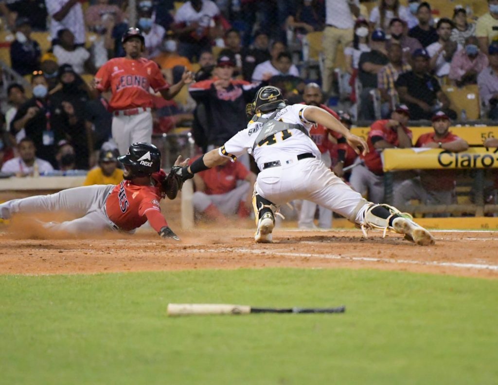 Leones derrotan a las Aguilas y obligan a un juego decisivo este lunes