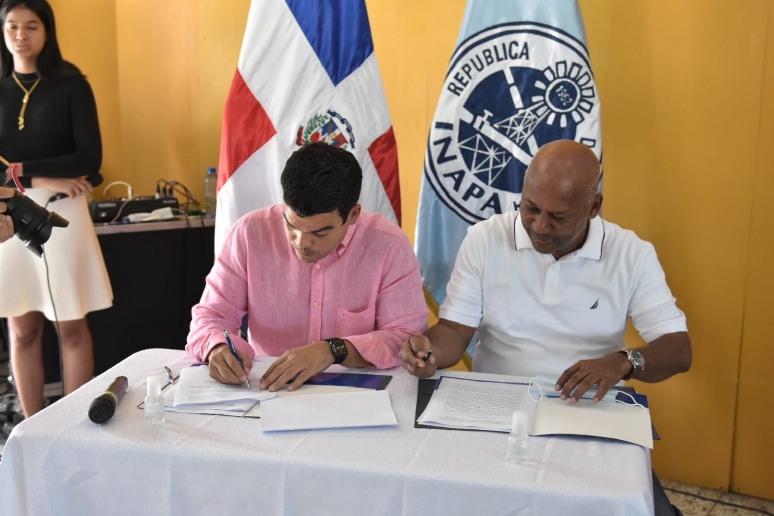 Wellington Arnaud y comunitarios del barrio Moscu firman acuerdo de colaboracion