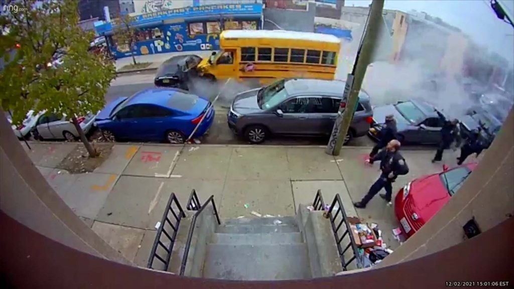 Hombre robó un autobús escolar en EEUU y chocó a varios autos estacionados: hay al menos cuatro heridos hombre robo un autobus escolar en EEUU y choco a varios autos estacionados