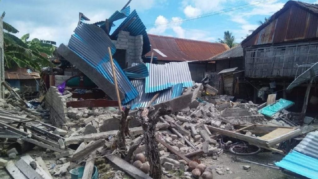 terremoto en Indonesia seguido por una alerta de tsunami