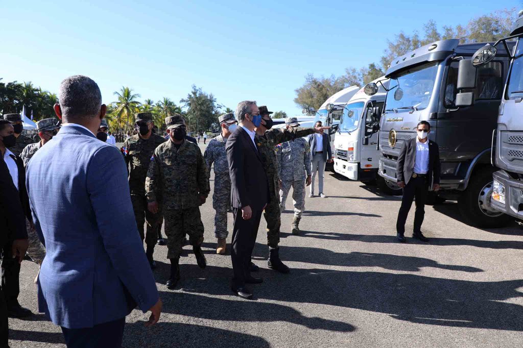 Abinader entrega mas de 300 vehiculos para modernizar parque movil de las FFAA