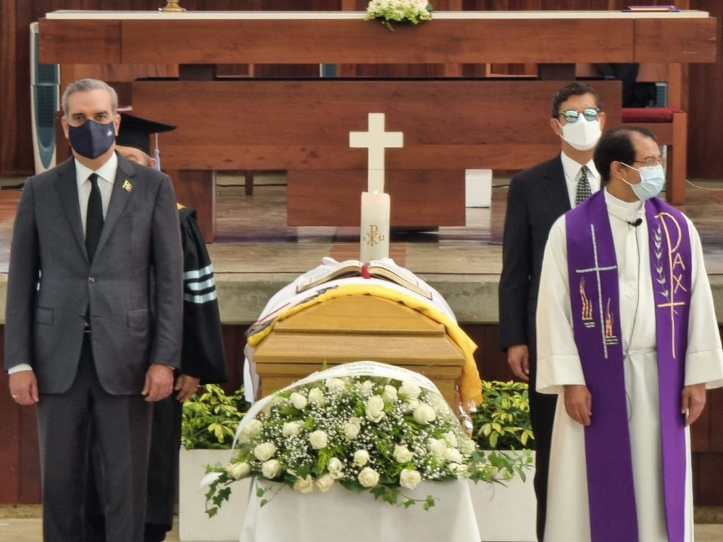 Abinader hace guardia de honor ante feretro de monsenor Nunez Collado