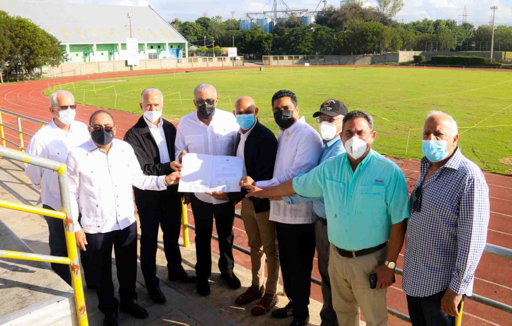 Andres Bautista y Kevin Cruz entregan 15 millones para culminacion de estadio Olimpico de Moca