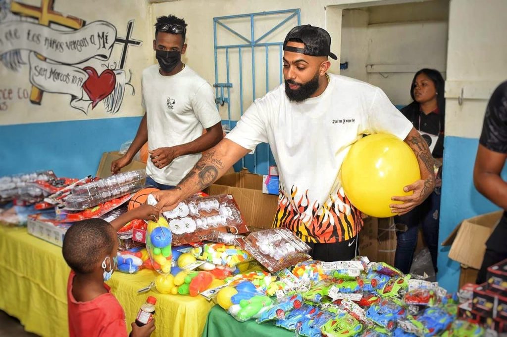 Eladio Carrion entrega juguetes y alimentos en RD