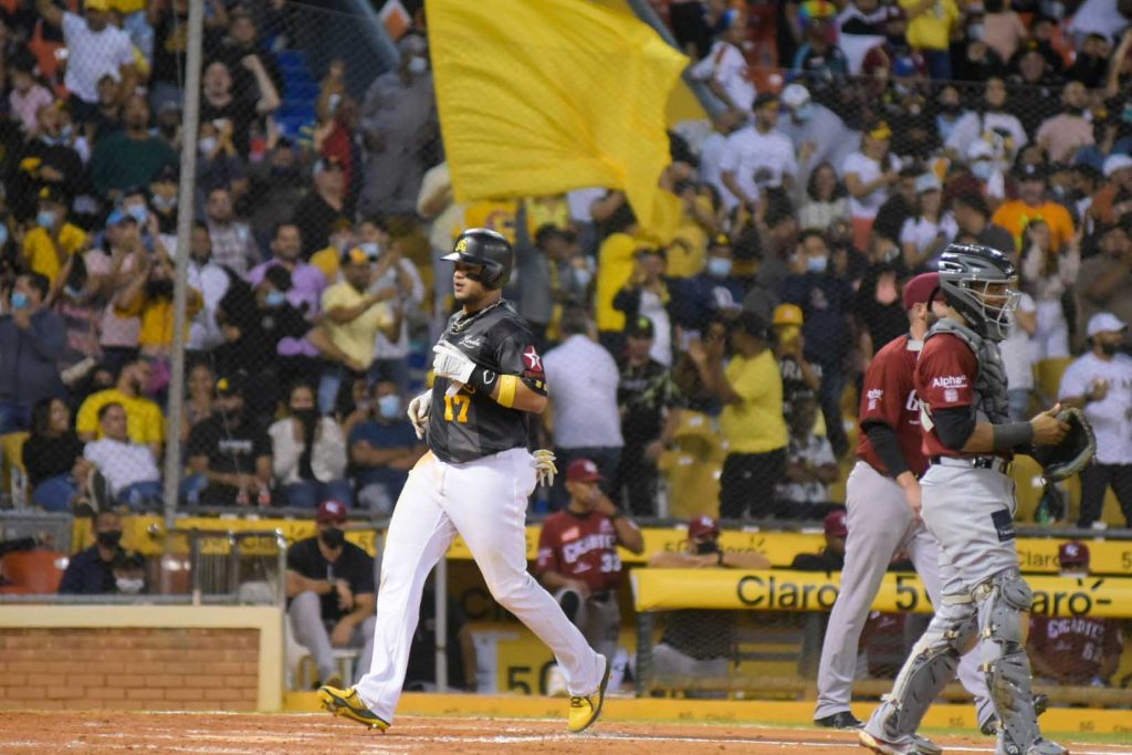 Águilas blanquean Gigantes para tercera victoria corrida Juan Lagares eljacaguero1