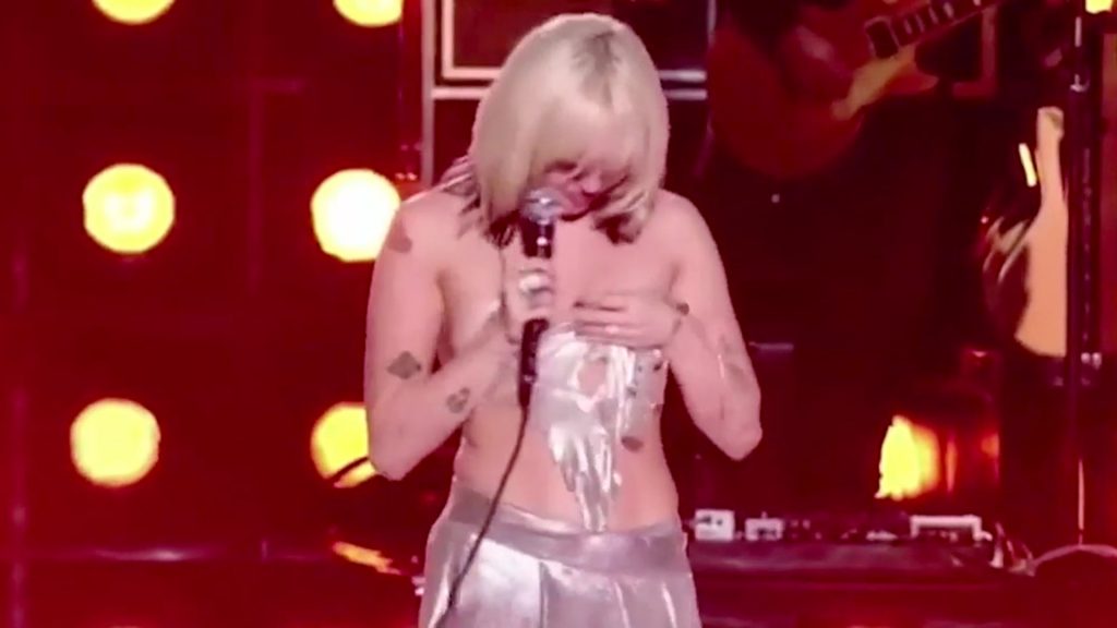 Miley Cyrus casi queda desnuda en el show de Año Nuevo Miley Cyrus casi queda desnuda