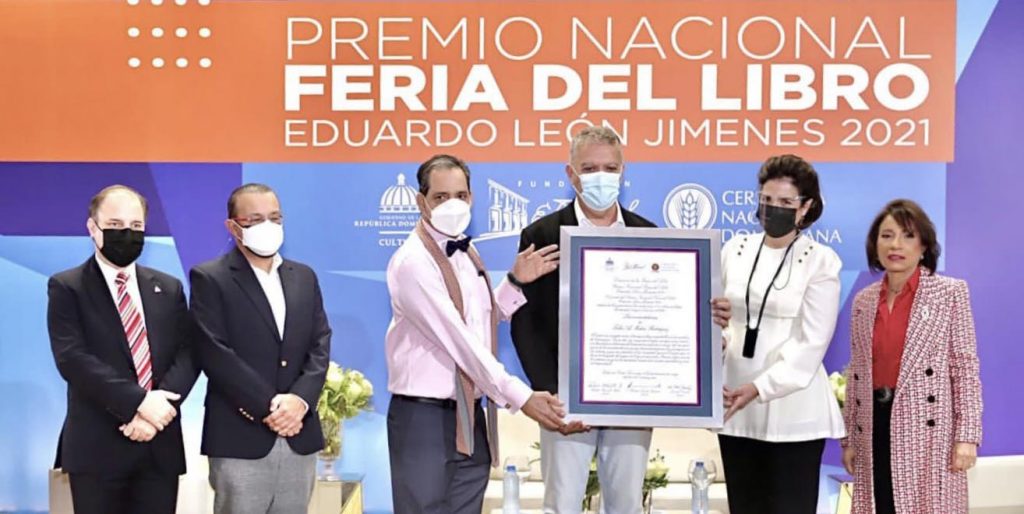 Premio Feria del Libro 2021 aTulio A. Matos Rodriguez