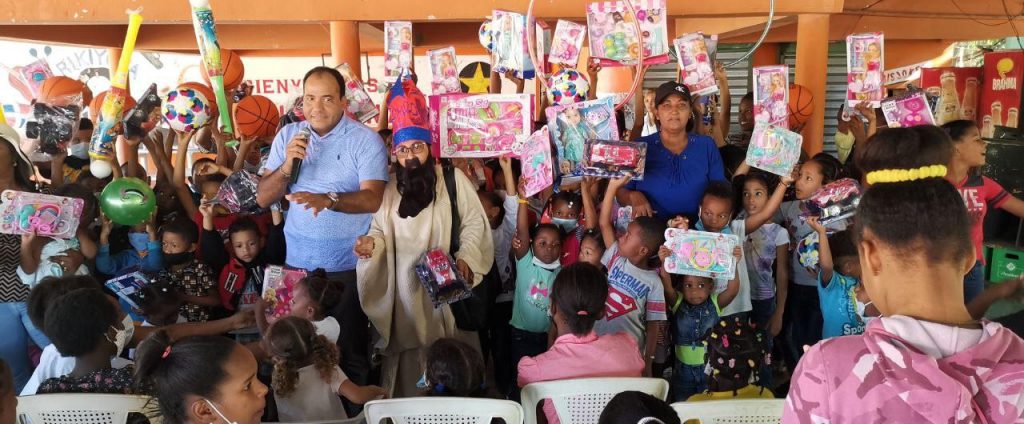 Salvador Holguin entrega juguetes a ninos de Dajabon