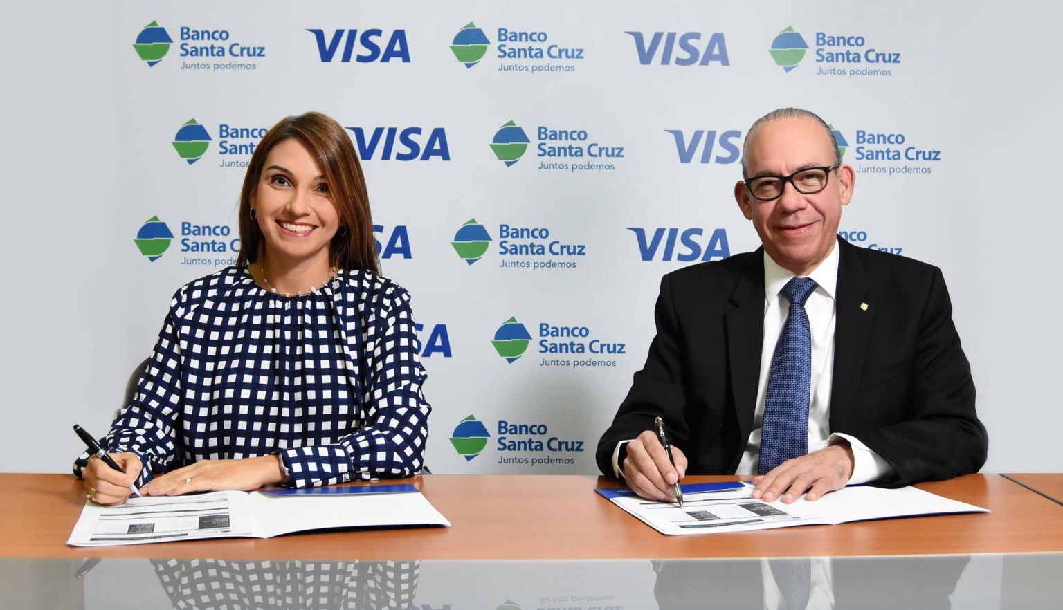 Sofia Antor gerente general de Visa en RD y Fausto Arturo Pimentel presidente ejecutivo de Banco Santa Cruz.