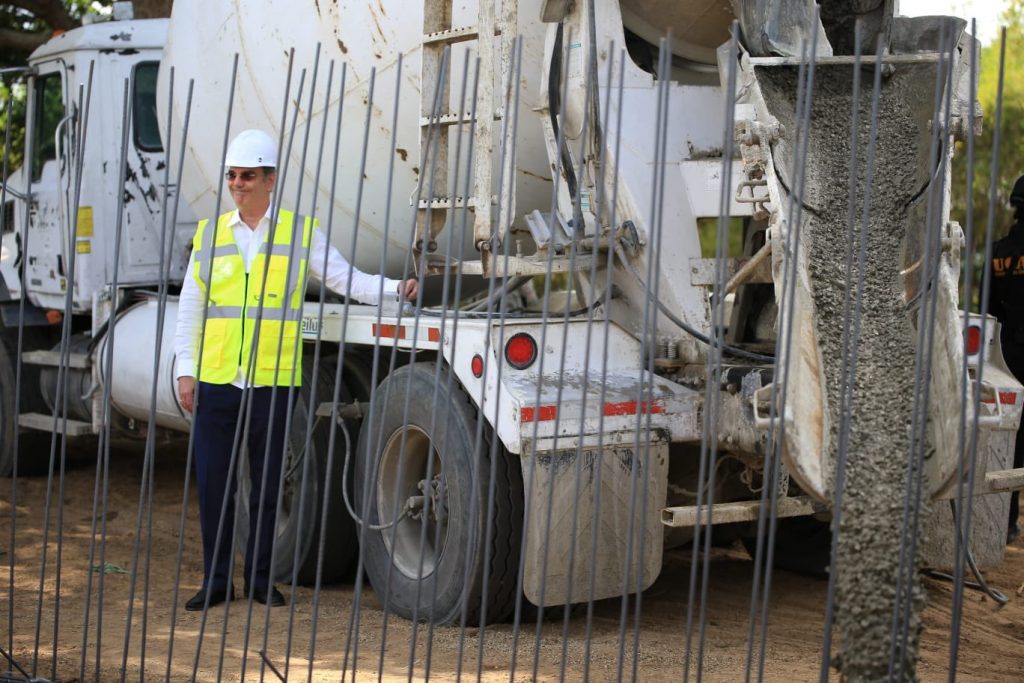 Abinader inicia construccion de verja perimetral en frontera con Haiti