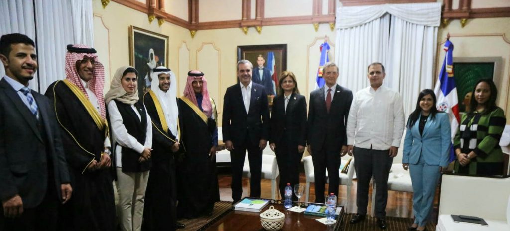 Abinader recibe en su despacho al ministro de Turismo de Arabia Saudita