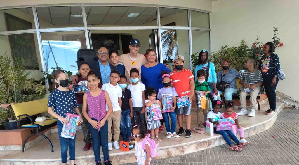 COMPARTIENDO JUGUETES CON NINOS