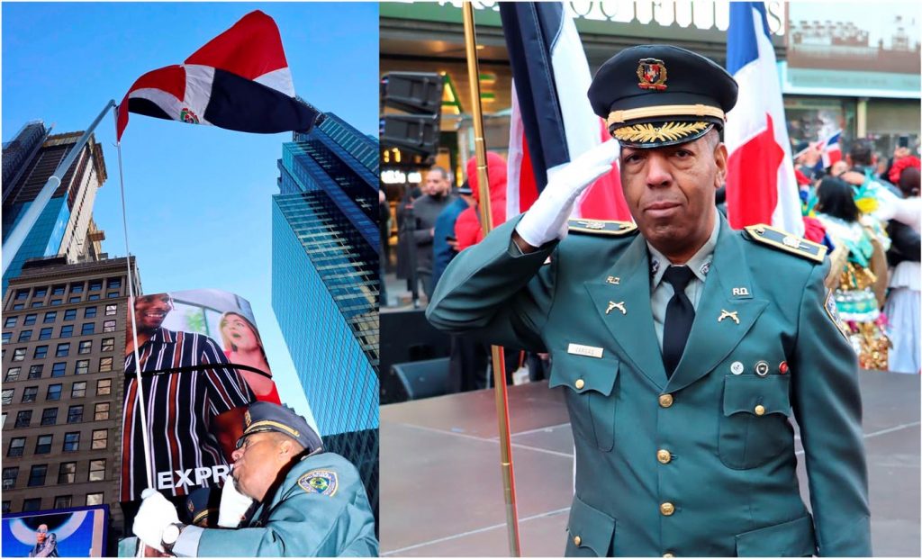 David Vargas hace historia al izar la bandera dominicana por primera vez en Times Squaredominicano del NYPD y Mayor de la PN