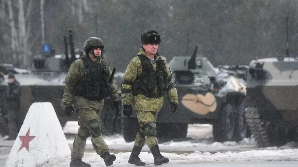 Ejercito ucranio camina por la linea del frente en Avdiivka Donetsk