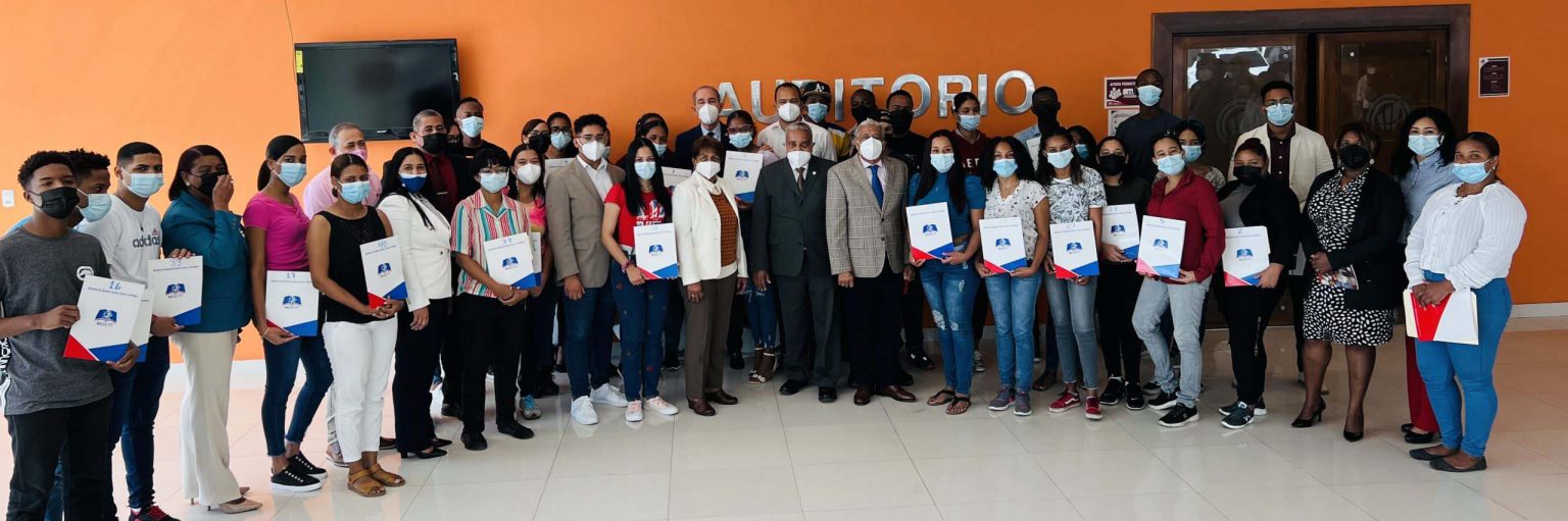 MESCYT entrega becas a 41 estudiantes meritorios del ITSC