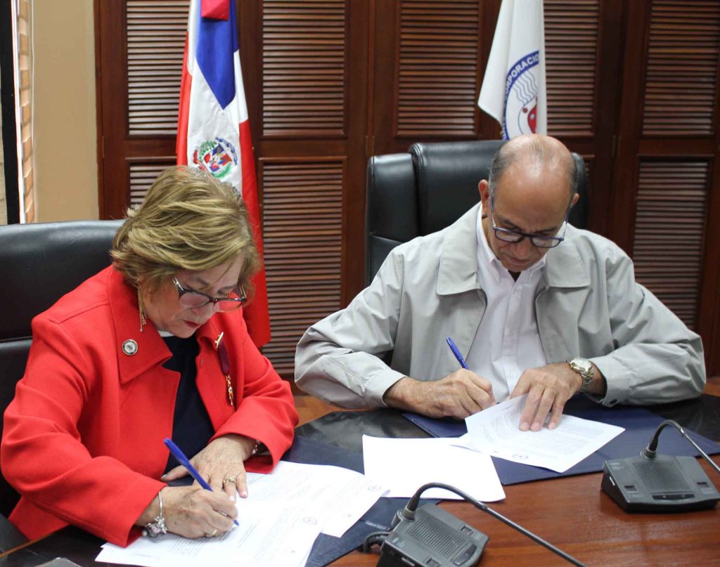 CORAASAN y la Regional 08 de Educación suscriben acuerdo para promover programa sobre Cultura del Agua Marieta Diaz y Andres Burgos firma convenio