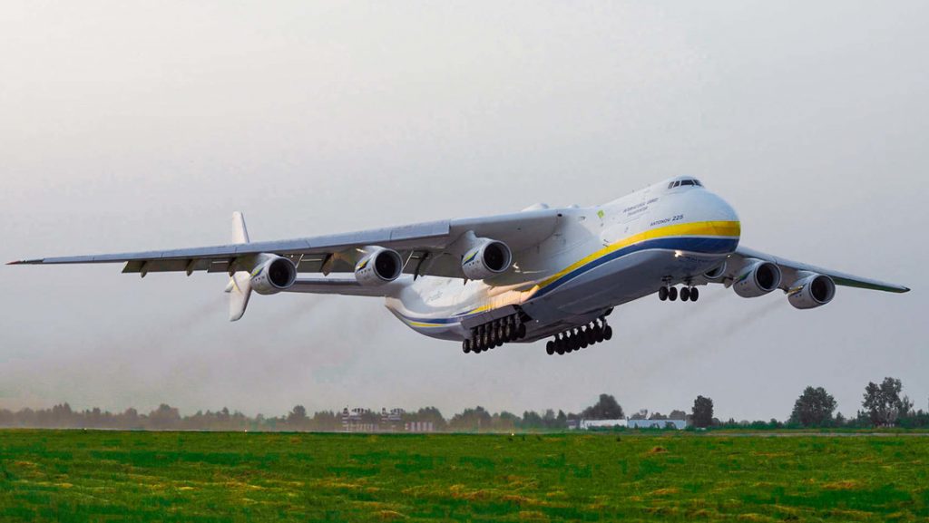 avion mas grande del mundo durante combates en un aerodromo cerca de Kiev