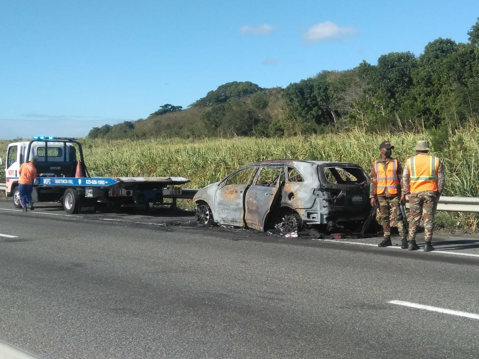 fuego vehiculo de la periodista Addis Burgos cuando transitaba con su familia