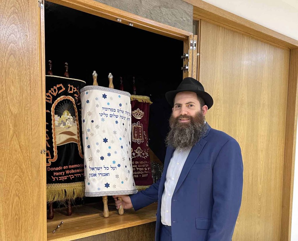 rabino Shimon Pelman al lado de una Tora