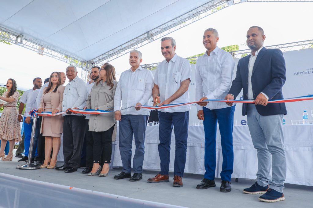 Abinader inaugura carretera Sabana Iglesia Janico