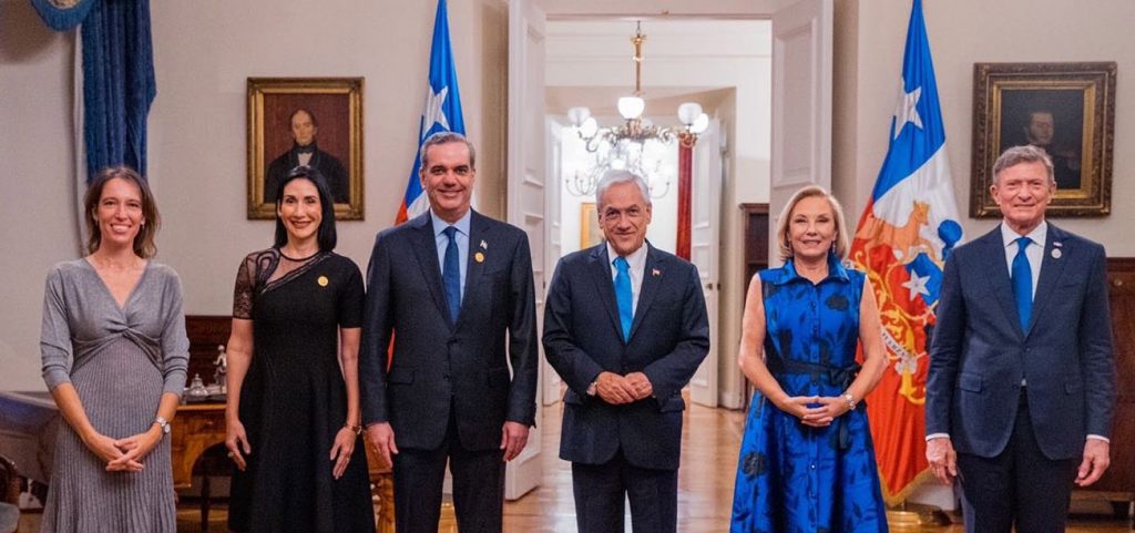Abinader y primera dama son recibidos con honores en palacio de La Moneda
