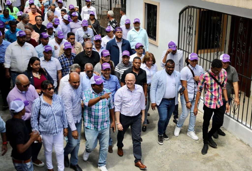 Dominguez Brito recibe masivo respaldo de dirigentes en Puerto Plata