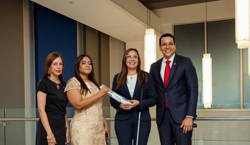 Fundación Popular y Fundación Francina Hungría aportan bastones blancos a no videntes Fundacion Popular y Fundacion Francina Hungria aportan bastones blancos a no videntes