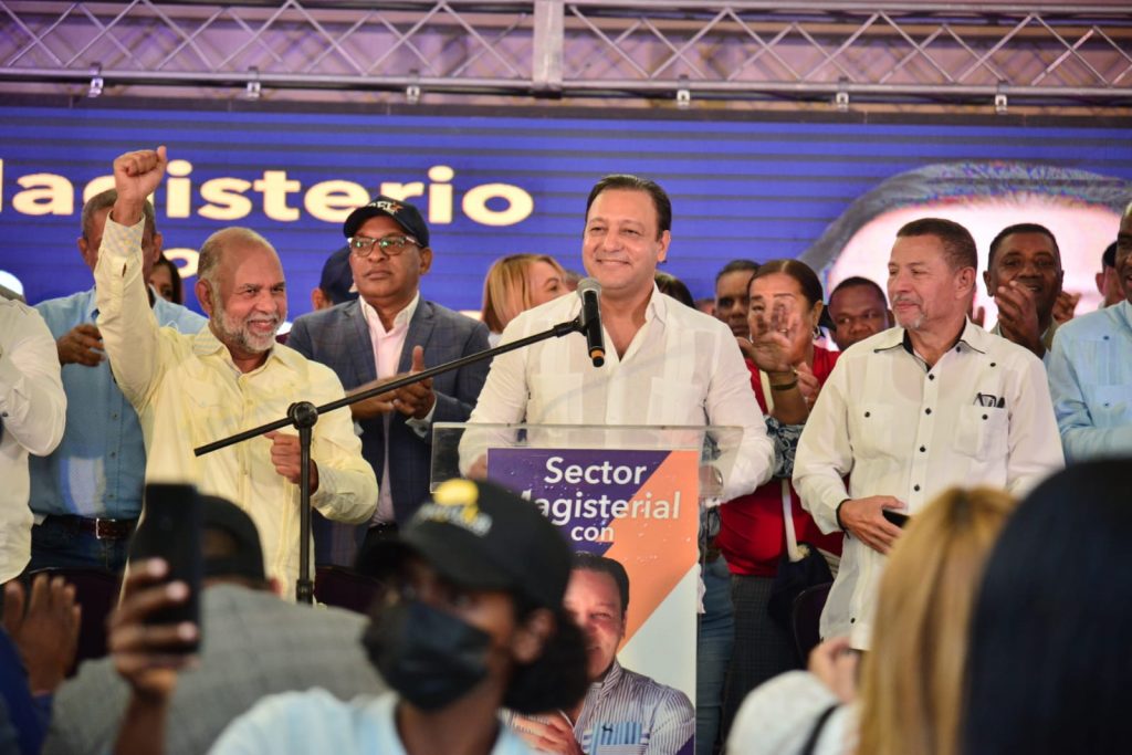 Miles de dirigentes del sector magisterial se ponen en primera fila junto a Abel Martinez en acto de apoyo sin precedentes