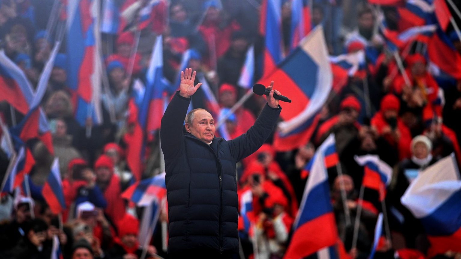 Putin reaparece ante decenas de miles de rusos para defender su guerra