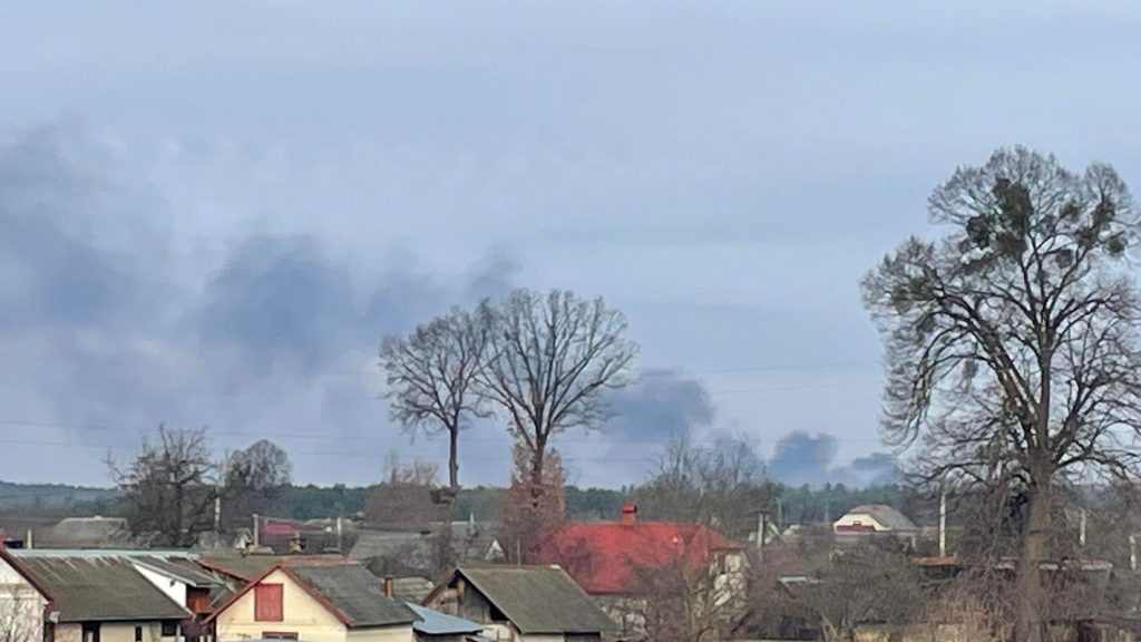 Rusia bombardea una base militar ucrania a 25 kilometros de Polonia